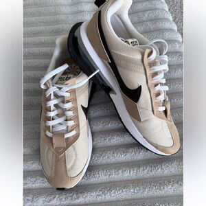 Nike Tan and Black Athletic Shoes